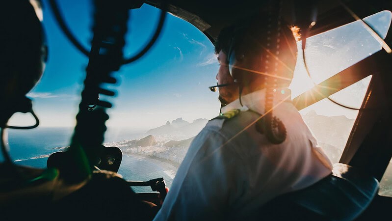 Pilot am Steuer eines Flugzeugs bei Sonnenschein