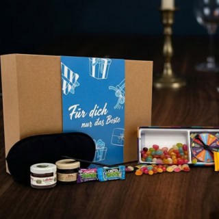 Ansicht der Geschenkbox Dinner in the Dark thematisch auf dem Tisch