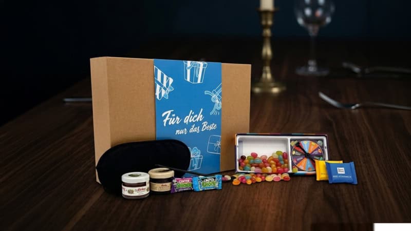 Ansicht der Geschenkbox Dinner in the Dark thematisch auf dem Tisch