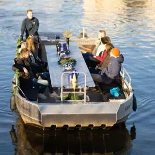 Motorboot mit Glühwein in Leipzig
