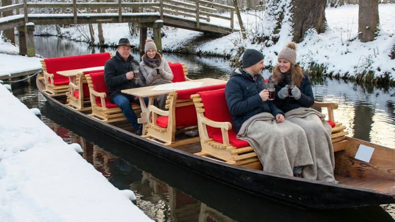 Personen sitzen mit Glühwein auf dem Kahn im Spreewald