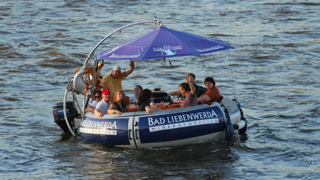 Freunde frühstücken auf einem Grillboot