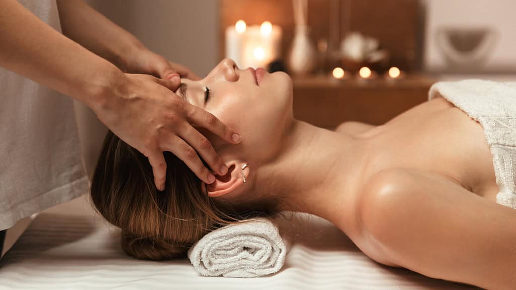 Eine Frau bekommt eine Kopf Massage in einem Salon