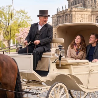 Paar macht eine Kutschfahrt durch Dresden