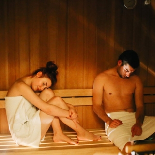 Frau und Mann sitzen in der Sauna