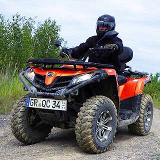 Quad touren oberlausitz - Mensch auf rotem Quad