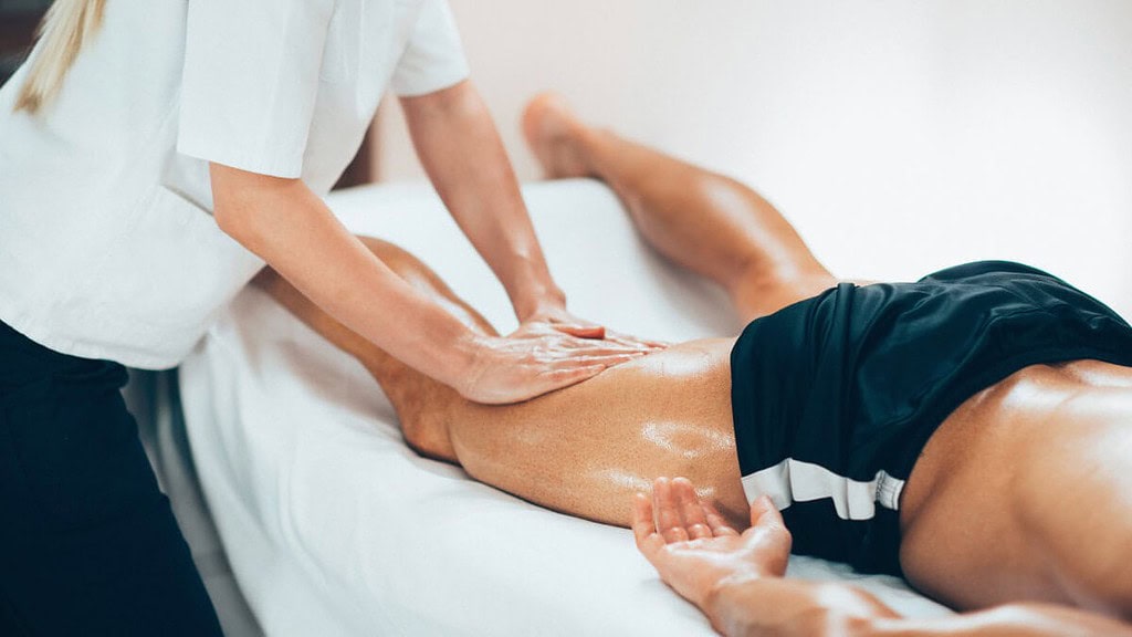 sportmassage-erlebnis Ein Mann bekommt eine Sportmassage