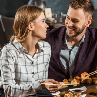 Pärchen bei einem romantischen Abendessen mit Sushi in einem Restaurant