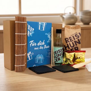 Geschenkbox steht auf einem Tisch.- Geschenkbox für Sushi Erlebnisse