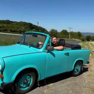 Mann sitzt im Trabi Cabrio in der Sächsischen Schweiz