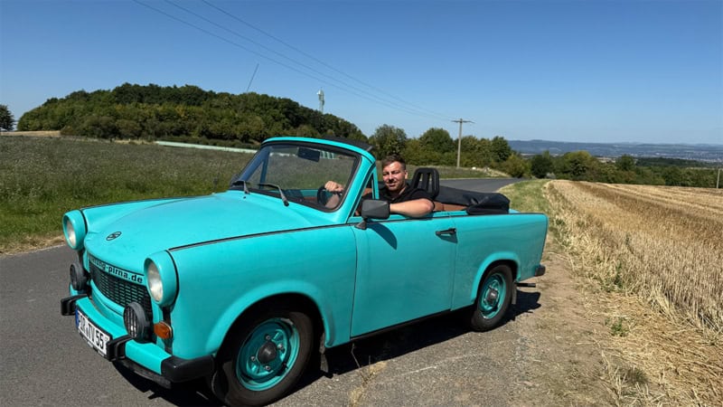 Mann sitzt im Trabi Cabrio in der Sächsischen Schweiz