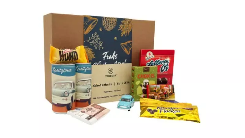 Geschenkbox der Trabi und DDR Erlebnisse der Erlebnisfabrik mit Ansicht der Inhalte - passend zum Geschenkgutschein