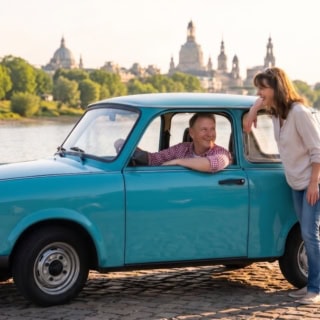 Ein Paar bei einer Trabi Fahrt in Dresden.