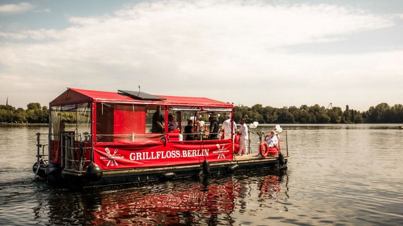 Eine Veranstaltung auf dem Grillfloss ENTE auf der Spree.