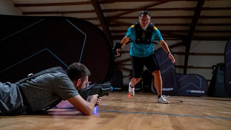 2 Freunde spielen Lasertag zusammen