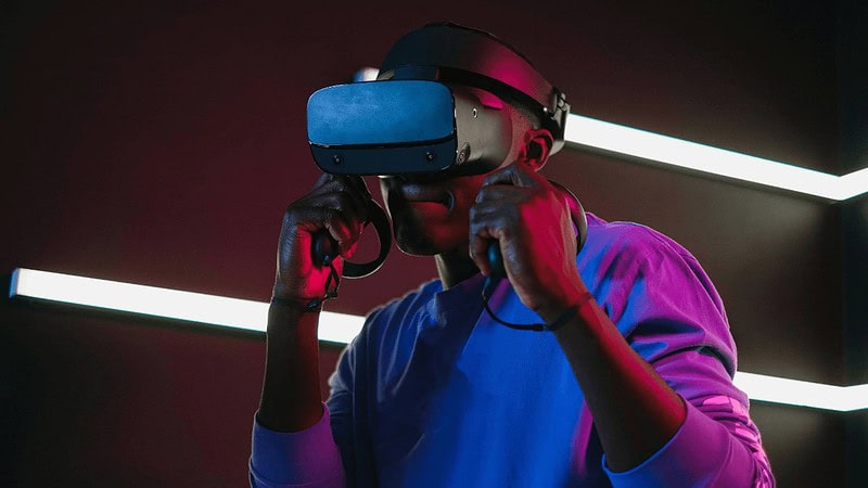 Ein Mann spielt ein VR Game