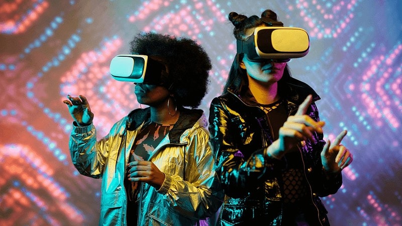 2 Frauen spielen VR Games zusammen