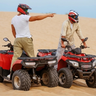 2 Männer fahren mit den Quads auf einer Wüste