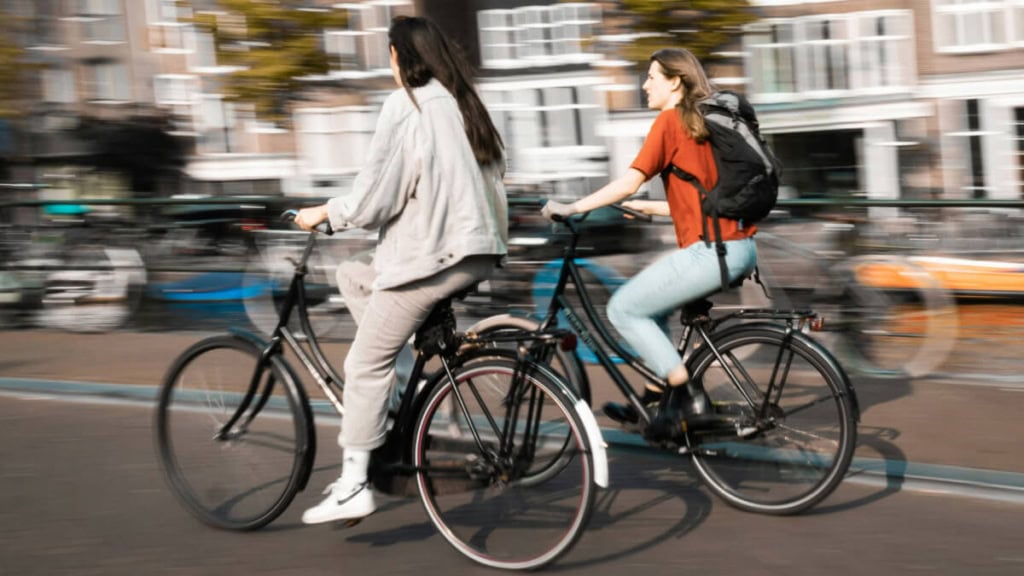Zwei Frauen sind auf einer Fahrradtour in der Stadt