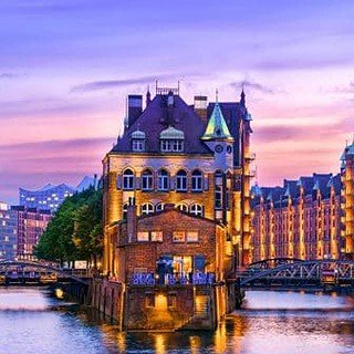 Blick auf die Stadt Hamburg am Abend