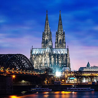 Blick auf den Dom und die Stadt Köln bei Nacht