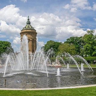 Blick auf die Stadt Mannheim, in der Mitte des Bildes befindet sich ein Springbrunnen