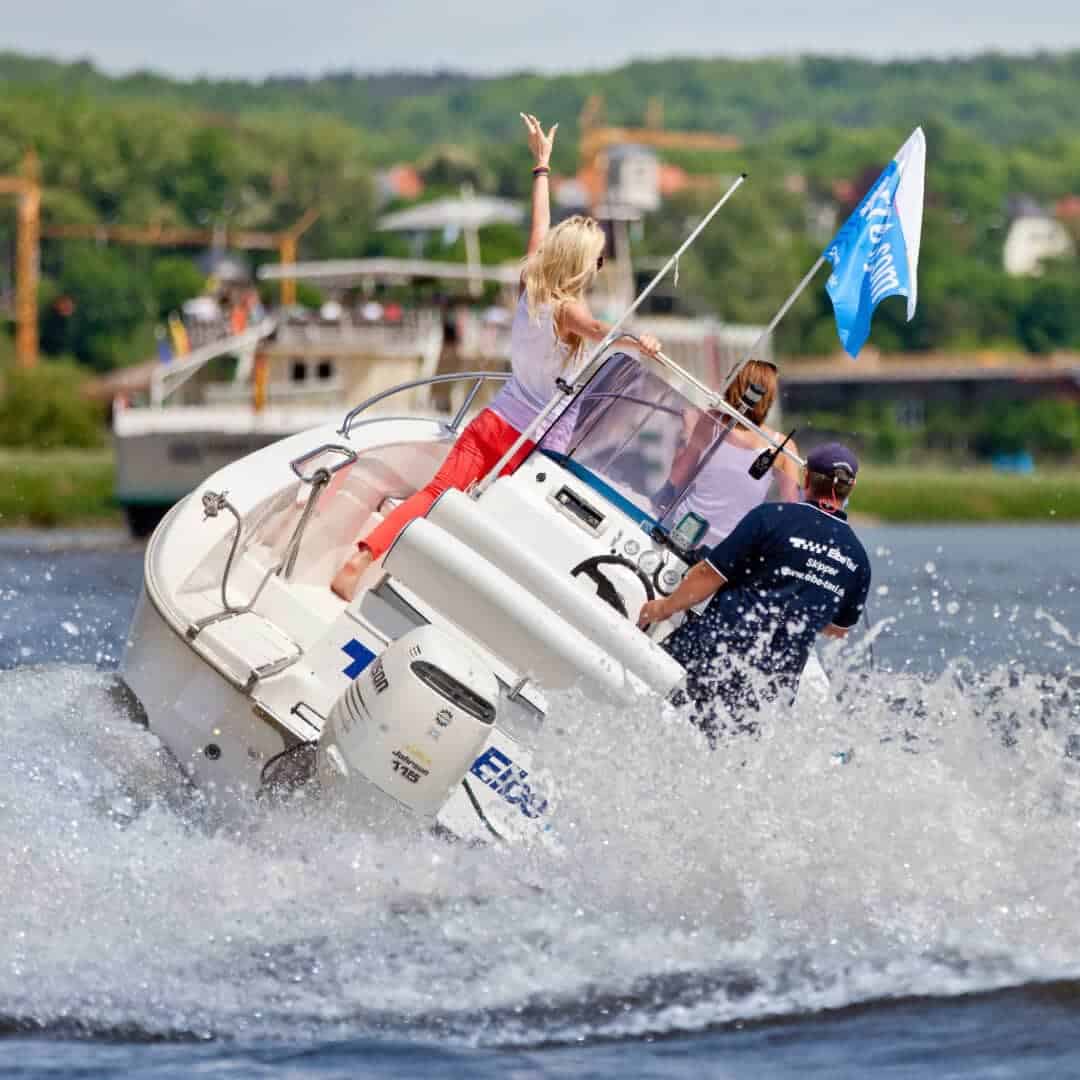 speedboot-touren-erlebnisse 3 Personen fahren mit einem Speedboot auf der Elbe zusammen