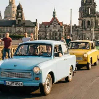 Trabis auf der Brücke in Dresden bei der Trabi Safari