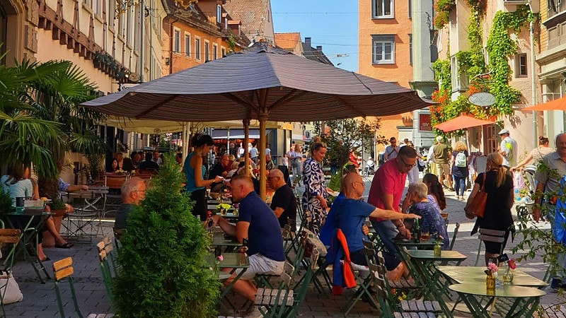 Blick auf die Straßen und Restaurants in der Stadt Ulm