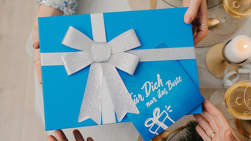 Ansicht der blauen Geschenkbox mit Glückwunschkarte