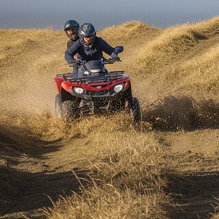 Zwei Personen auf einem Quad Offroad