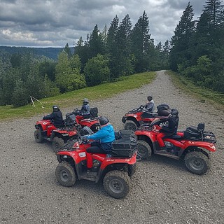 5 Quad-Fahrer machen eine Pause und genießen die Aussicht auf den Breisgau
