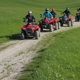 5 Quad Fahre in Kolonne auf Feldweg