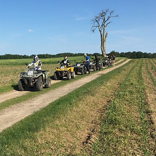 8 Quads machen Pause am Feldrand