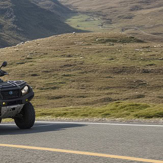 Eine Frau fährt mit dem Quad auf breiter Straße