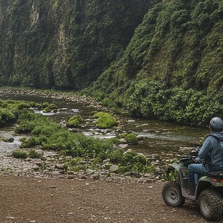 Zwei Quadfahrer auf ihren Quads am Wasserfall