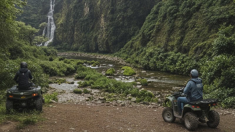 Zwei Quadfahrer auf ihren Quads am Wasserfall