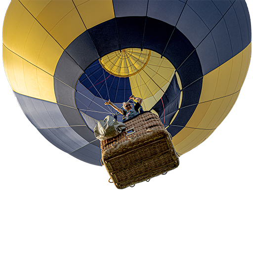 Heißluftballon fliegt oben - freigestellt - Person winkt aus dem Ballon