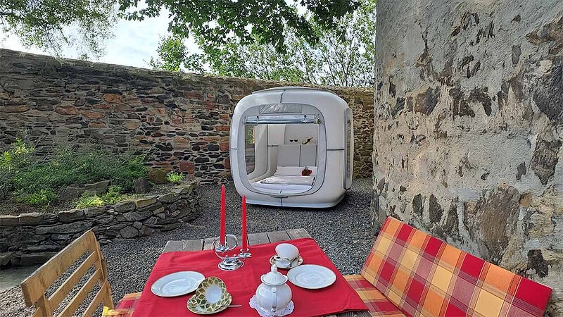 Ansicht des Sleep Cubes bei der Burg.
