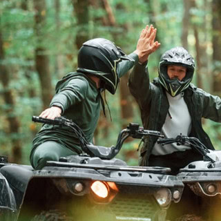 2 Quad Fahrer die sich einen High Five geben.