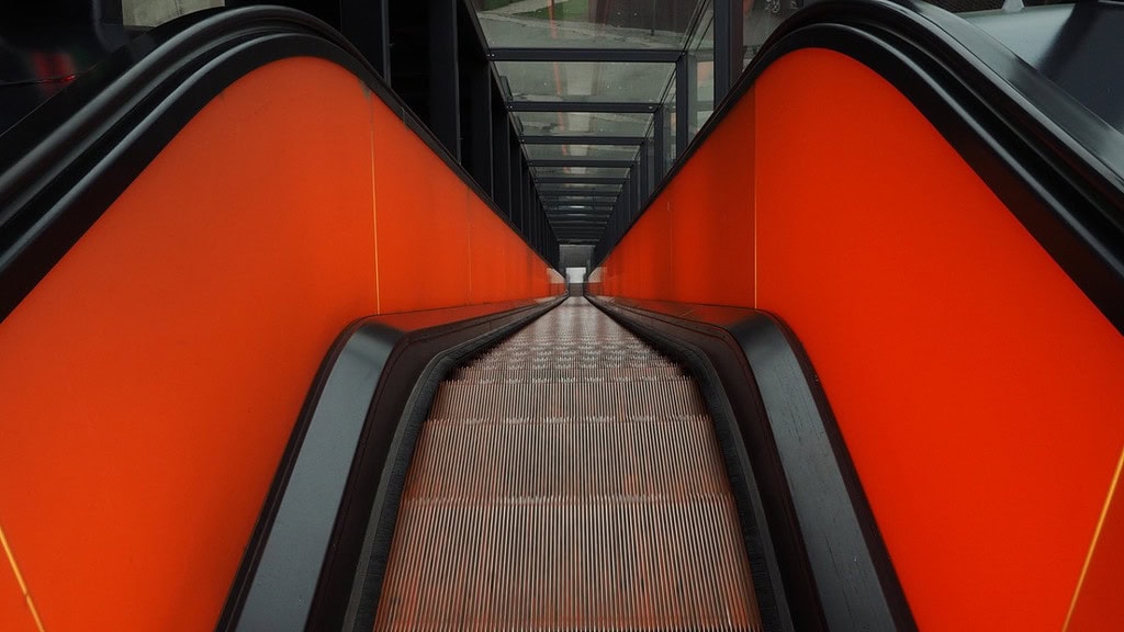 Essen-Fotokurs- Rolltreppe Lange ROlltreppe mit roter Wandung