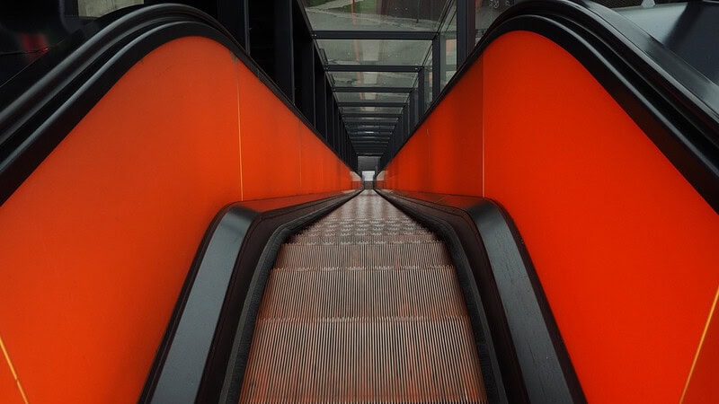 Lange ROlltreppe mit roter Wandung