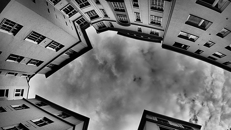 Innenhof von unten in Schwarz/Weiß Fotografiert