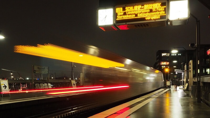 Abfahrender Zug am Bahnsteig in Langzeitbelichtung