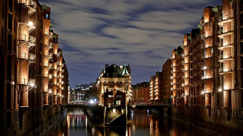 Hamburger HafenCity bei Nacht