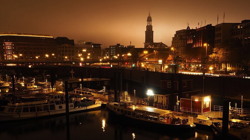 Diesiges Hamburg bei Nacht