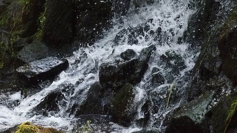 Ein strömender Fluss von oben Fotografiert