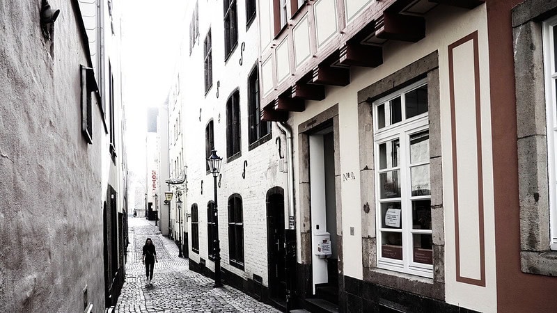 Eine Gasse in Schwarz-Weiß