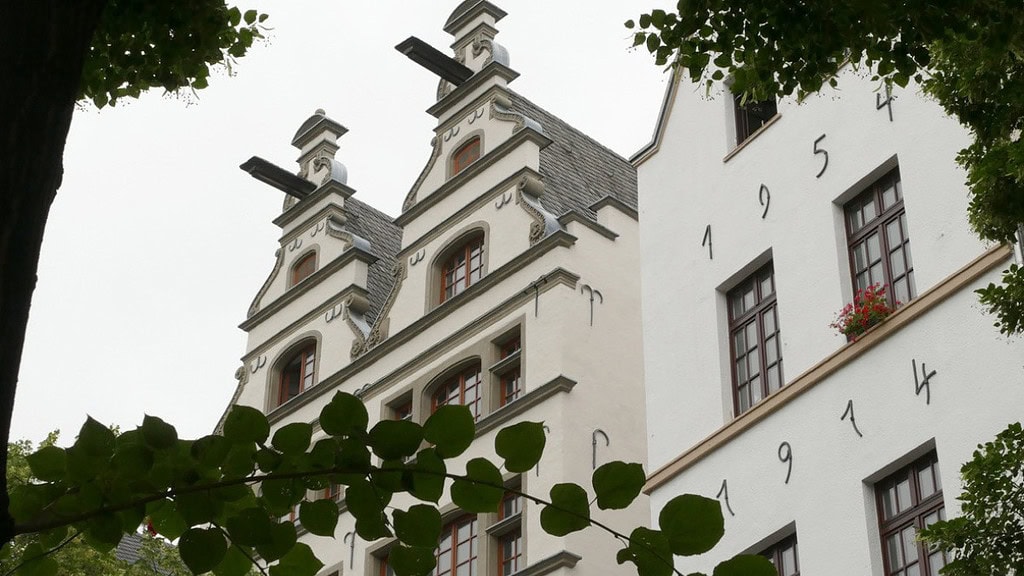 Köln-Altstadt-Gebäude Ein Großes Gebäude mit zwei Spitzen Dächern