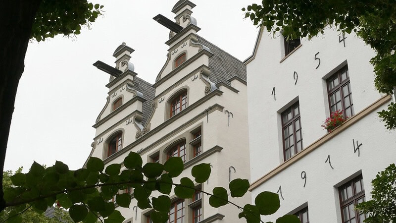 Ein Großes Gebäude mit zwei Spitzen Dächern